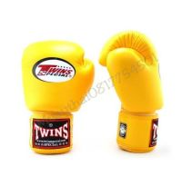 นวมชกมวยหนังแท้ สีเหลือง ยี่ห้อ Twins Boxing Gloves (leather) ขนาด 10 oz.