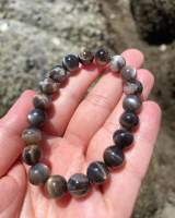 แบลคมูนสโตนติดซันสโตน ( Black Moonstone with Sunstone ) มีบลูแฟลชของมูนสโตนและเหลือบทองจากซันสโตน เหมือนได้รับพลังอันนุ่มนวลของพระจันทร์และความสดชื่นของพระอาทิตย์ในเวลาเดียวกัน มีเส้นเดียวเลยจ้า