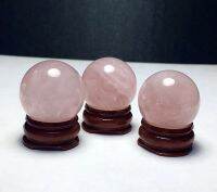 โรสควอตซ์ (Rose Quartz)  ขนาด5cmเป็นหินที่แสดงถึงความรัก และการให้อภัย เสริมเสน่ห์ สร้างมิตรภาพ เสริมความร่ำรวย ช่วยให้เจ้านายรักใคร่ และปกป้องคุ้มครอง