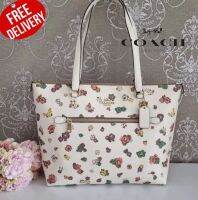 กระเป๋าสะพายใบใหญ่
Gallery Tote With Spaced Floral Field Print
Style No. CA618