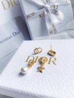 ชุดต่างหู DIOR STAR EARRINGS แบรนด์outlet เกรดพรีเมียม ต่างหูงานสแตนเลสอย่างดี ไม่ลอกไม่ดำ ไม่ใช่งานก้านเงินเคลือบ รุ่นนี้ปั้มโลโกทั้ง2ข้าง และ จี้ 2 ข้างไม่เหมือนกัน ตัวก้านต่างหูเป็น CD ห้อยด้วยไข่มุกกับดาว น่ารักจริงๆ สายแบบมินิมอล