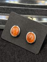 ต่างหูซันสโตน ( Sunstone Earrings ) ตัวเรือนเงิน 92.5   เหลือบส้มติดประกายวิบวับเหมือนมีกากเพชรสีรุ้งในเนื้อหินสวยงามคู่นี้เป็นแบบ stud ใส่ติดหู สวยเก๋ เพิ่มความสวยงามให้กับใบหู ใส่ง่ายและเข้าได้กับทุก outfit เลยจ้า