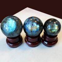 ลาบราโดไรท์ (Labradorite)  หินชนิดนี้จะเป็นตัวเชื่อมประสาน ให้เราทำความเข้าใจกับสิ่งที่เกิดขึ้นใจตัวเราได้ดีขึ้น เป็นหินที่เหมาะจะใช้กับการนั่งสมาธิ ขนาด5cm