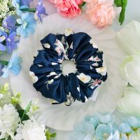 scrunchie ยางรัดผม รหัส P120 สีกรมท่าพิมพ์ลายดอกไม้