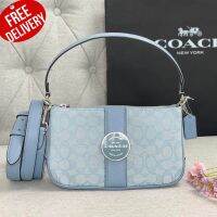 กระเป๋าสะพาย
Coach Lonnie Baguette In Signature Jacquard ออก Shop USA รับประกันของแท้ 100%