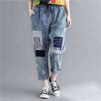 Jeans ​ กางเกงยีนส์ขายาว ทรงกระบอกเล็ก เอวสม๊อคมีเชือก​รูด ยืดได้เยอะ มีกระเป๋าหน้า​-หลัง​ 2 ข้าง​ ด้านหน้าเย็บแต่งลายกราฟฟิค​ ดีไซน์​เก๋​ ผ้า​ยีนส์​เนื้อดีใส่สบาย
