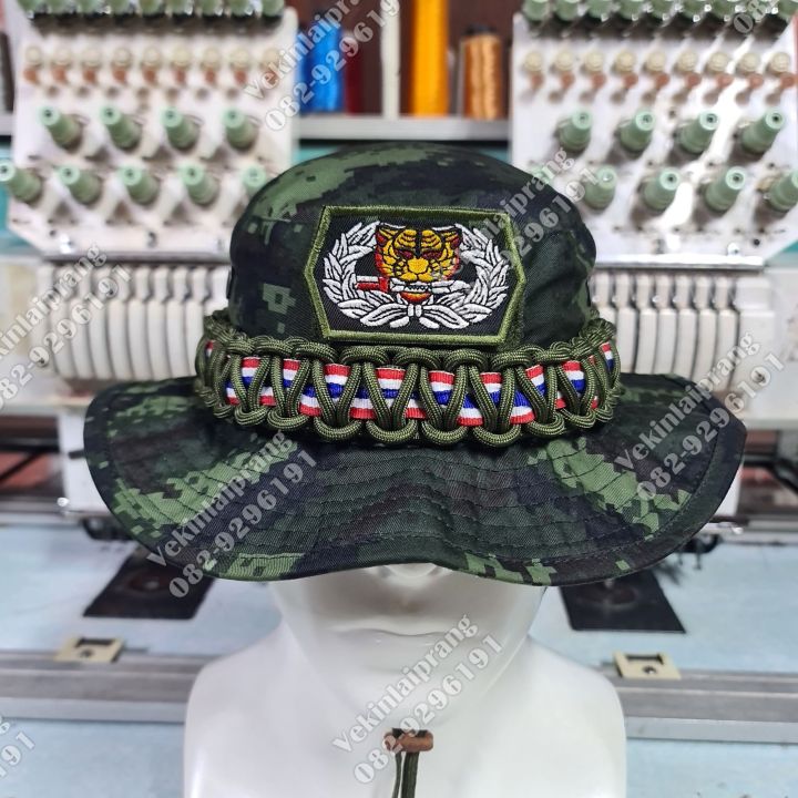หมวกปีกสั้นพรางใหม่-ถักเชือกสีเขียว-พร้อมเทปผ้าลายธง-อาร์มเสือคาบดาบพื้นพราง