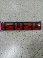 โลโก้ติดกระจังหน้า ISUZU พื้นดำ ใส่รุ่นปี 03-06 ราคาต่อ 1ชิ้น