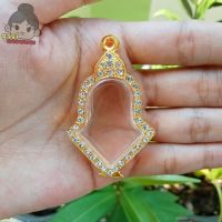 กรอบพระชุบทองฝังเพชร ทรงจำปี(ใส่ท้าวเวสสุวรรณ) [ กว้าง2.8*สูง3.7cm(ขนาดจอกระจก) ] มีห่วงและยางรองแถมให้