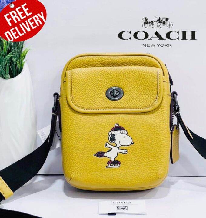 กระเป๋าสะพายข้าง Coach X Peanuts Heritage Crossbody With Snoopy Motif