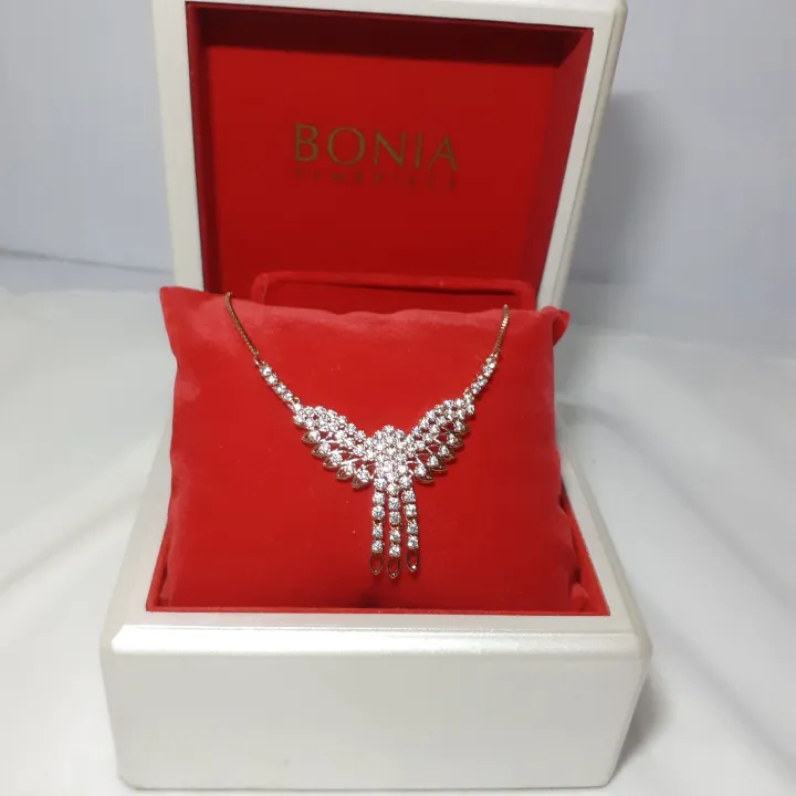 Wanita Pencuri Kalung Berlian dan Tas Hermes Mewah