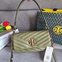 TORY BURCH KIRA CHEVRON SMALL FLAP SHOULDER BAG  ♦️Size : สูง (12 ซม.):ความยาว: 9.6" (24 ซม.) ความลึก: 2.4" (6 ซม.) ♦️อุปกรณ์ : ถุงกระดาษแบรนด์ ถุงผ้าแบรนด์