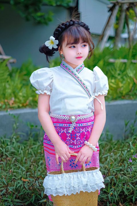 ชุดไทยเด็ก-2-ชิ้น-เสื้อผ้าฝ้าย-ปักแถบที่หน้าอก-ทรงเสื้อแบบป้ายทบผูกโบว์-แขนตุ๊กตา-กระโปรงผ้าฝ้าย-สม็อคเอว