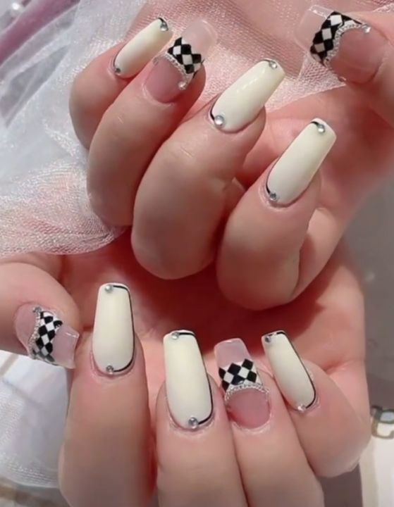 Nếu bạn muốn tạo ra một chiếc nail box hoàn toàn độc đáo và riêng biệt, hãy đến với chúng tôi. Với dịch vụ thiết kế theo yêu cầu, bạn có thể chọn từ các mẫu mã có sẵn hoặc tự thiết kế một chiếc nail box chỉ dành riêng cho mình.