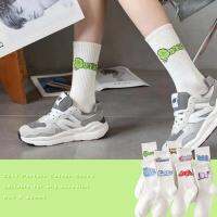 ถุงเท้าข้อกลางโทนสีขาว ลายตัวอักษรน่ารัก ถุงเท้าแฟชั่น ถุงเท้าFashion white mid-tube socks sports socks are suitable for both men and women