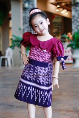 De  ชุดไทยเด็กผู้หญิง คอบัว เดรสลายไทย แขนตุ๊กตา