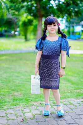 DE ชุดไทยเด็กหญิง สีฟ้า กรมท่า เดรสไทย ผ้าฝ้าย แขนตุ๊กตา