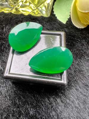 Lab Jade oval shape 12x16 mm 2 pieces(2 เม็ด)  พลอย สังเคราะห์  เขียวหยก พม่า SYNTHETIC JADE BURMA GREEN (2 เม็ด)