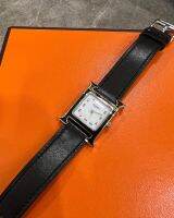 100% Authentic Like New Hermes H Hour Watch หน้าปัดขาว กรอบสีดำเคลือบ Enamel สายหนัง Swift สีดำ อุปกรณ์ มาพร้อมกล่อง