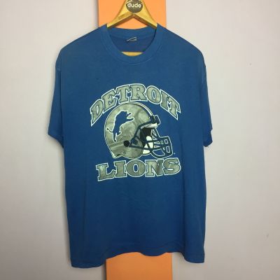 VTG DETROIT LIONS™️  TAG: TRENCH MFG. CO.,INC MADE IN U.S.A. 50%cotton&amp;polyester ไม่มีข้างเข็บเดี่ยวบนล่าง ตำหนิ: ซ่อม1 รูมด3 Size: 22”x28”   PRICE: 200.—THB