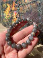 สร้อยหินลาบราดอไรท์ ( Labradorite )  โทนชมพูอมม่วงติด สีส้ม ฟ้า เขียว เหมือน unicorn ? มีแสงทุกเม็ด เป็นหินโปรดของแอดมิน มองกี่ครั้งก็ไม่เบื่อ สมกับที่เรียกกันว่า ‘หินพ่อมด’ หรือ ‘ Wizards stone’ ?‍♂️? บางคนใช้หินลาบราดอไรท์เพื่อกระตุ้นความคิด