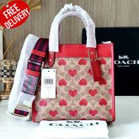 กระเป๋าสะพาย Coach Field Tote 22 In Signature Canvas With Heart Print ออก Shop USA รับประกันของแท้ 100%