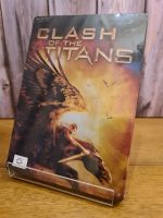 DVD เรื่อง clash of the titans กล่องเหล็ก ดีวีดี 2 ภาษา หนังดังระดับโลกในตำนาน เป็นดีวีดีหนังมาสเตอร์ลิขสิทธิ์ของแท้ สินค้าใหม่มือหนึ่งนะครับระบบภาพและเสียงมาเต็มระบบได้อรรถรสในการรับชมอย่างสุงคุณภาพพรีเมี่ยมน่าเก็บสะสมและได้คุณค่าทางจิตใจ ราคาแผ่นละ159