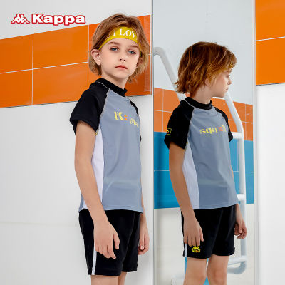 Kappa ชุดว่ายน้ำเด็กแบบแยกชิ้นสำหรับเด็กชายชุดชุดว่ายน้ำเด็กผู้ชายแขนสั้นกันแดดสำหรับเด็กวัยกลางและวัยโต
