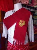 ผ้าสไบมอญ สไบสีแดง ปักลายหงส์ เป็นสัญลักษณ์ของชนชาติมอญ เป็นงานผ้าฝ้ายทอมือ ปักลายหงส์สีทอง มี 2 สีให้เลือก สีแดงสว่าง กับ สีแดงก่ำ สินค้าเฉพาะผ้าสไบ