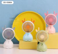 พัดลมมินิ USB รุ่น DD-5586A
- มีให้เลือกสีทั้งหมด 4 สี : สีขาว, สีเขียว, สีชมพู, สีฟ้า
- พัดลมมีแบตเตอรี่ในตัว รีชาร์จได้ ไม่ต้องใส่ถ่าน
- ขนาดพกพาจับถนัดมือ ทนทาน พกพาได้สะดวก
- ปรับแรงลมได้ 2 ระดับ