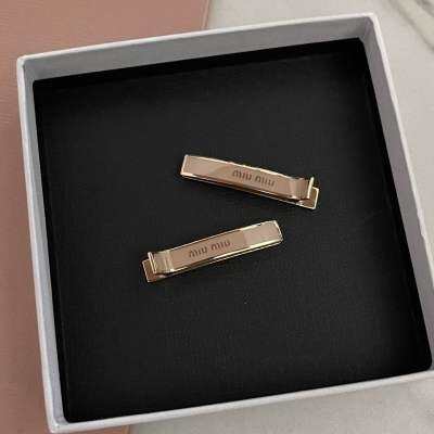 New Miumiu Enameled metal hair clips สี Cipria