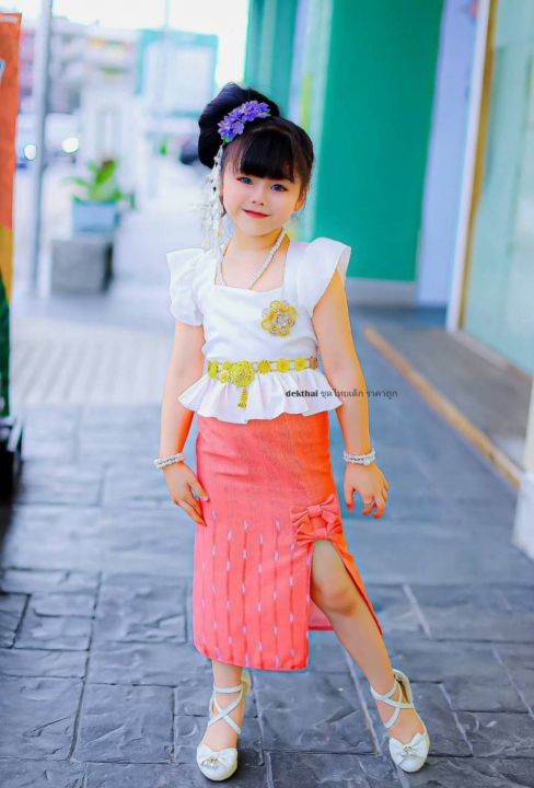 ing-14-ชุดไทยประยุกต์-สีชมพู-สีโอรส-เสื้อแขนระบาย-กระโปรงยาว-ชุดไทยเด็กผู้หญิง