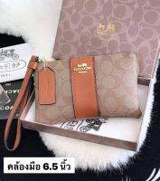 กระเป๋าคล้องมือโคช  ขนาด 6.5นิ้ว  สูง4.5นิ้ว คาดแถบสี ด้านหน้าปั๊มโลโก้สีทอง ด้านในติดป้ายโค้ช ซับในปั๊มลายโค้ช ด้านในมีช่องเสียบบัตรได้ งานสวย ขนาดกะทัดรัด  ?อุปกรณ์ การ์ด ถุงผ้า