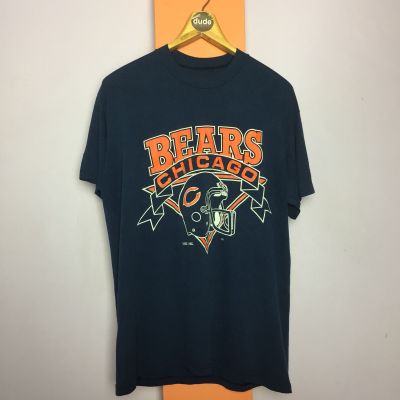 VTG BEARS CHICAGO™️ LOGO 7, INC  ป้ายบิน ไม่มีข้างเข็บเดี่ยวบนเข็บคู่ล่าง ตำหนิรูมดตรงคอเสื้อด้านหลัง Size: 23”x30”  PRICE: 300.—THB