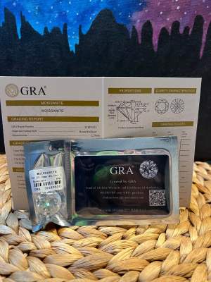 GRA MOISSANITE DIAMOND รูปร่าง ROUND เพชร(1เม็ด น้ำหนัก 46 กะรัต)ขนาด RS 22 MM โมซาไนท์ เพชร โมอีส มี ใบเซอร์ะอยู่ในซีน มี ตัวเลขเลเซอร์ ยู่ในเพชร น้ำ 100-98