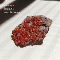 Vanadinite วานาดิไนต์ 
ผลึกวานาดิไนต์  สีส้ม สีน้ำตาลแดง น้ำหนัก 6.3 กรัม