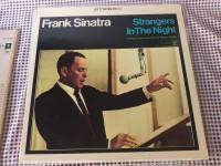 แผ่นเสียง 12นิ้ว FRANK SINATRA. STRANGERS IN THE NIGHT. ปก VG+ แผ่น VG++  MADE IN USA