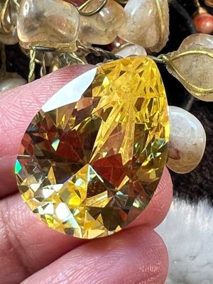 คิวบิกเซอร์โคเนีย เพชรรัสเซีย DIAMOND หนัก 49 กะรัต CARATS .1 เม็ด). ROYAL GOLD YELLOW สี YELLOW DARK 18x25 mm PEAR CUBIC ZIRCONIA