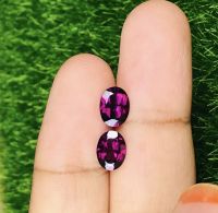 โกเมนโรโดไลท์ธรรมชาติ 2.68กะรัต 8x6มม. 2 ชิ้น 2.68cts natural Rhodolite garnet pair 8x6mm 2 pieces