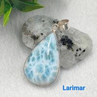 ? จี้หินลาริมาร์ ( Larimar Pandent ) สีฟ้าสวยๆ  จาก ประเทศ Dominican Republic กรอบเงิน 92.5 ทรงหยดน้ำ

 สีฟ้าลวดลายสวยมากเหมือนน้ำทะเล ให้ความรู้สึกถึงความสงบ ผ่อนคลายเหมือนอยู่ทะเล