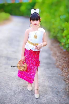 ing ชุดไทยเด็กผู้หญิง กระโปรงยาว ชุดไทยประยุกต์ ปาดไหล่ โบว์ใหญ่ สีชมพู สวยมาก