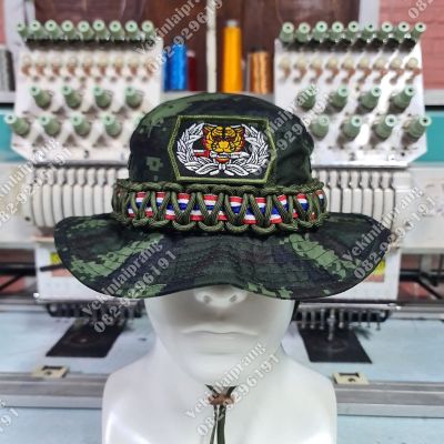 หมวกปีกสั้นพรางใหม่ ถักเชือกสีเขียว พร้อมเทปผ้าลายธง+(อาร์มเสือคาบดาบพื้นพราง)