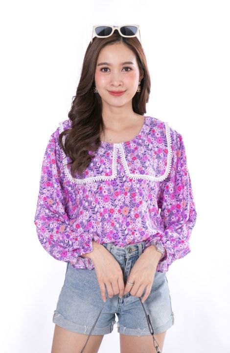 เสื้อแฟชั่นสาวอวบ-แต่งลูกไม้ปก-ผ้าใหมอิตนาลี่ลายดอกไม้-ทรงสวยรอบอกได้ถึง46นี้วยาว26นี้ว-พร้อมส่ง