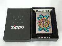 ZIPPO 29399  FLOWER TATTOO  BRUSHED CHROME COLOR IMAGE   สีเงินผิวโครเมี่ยมลายแบบสกรีน  ผลิตปี2016  ของใหม่ไม่ผ่านการใช้งาน  มาพร้อมกล่องตรงรุ่น  รับประกันของแท้นำเข้าจากอเมริกา