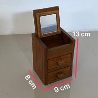 ตู้ลิ้นชักจิ๋วไม้สัก พร้อมกระจก (2ลิ้นชัก) ทำจากไม้สักแก่คุณภาพดี ?การใช้งานคงทน แข็งแรง ?วางประดับตกแต่หรือโชว์ในห้องรับแขก ขนาดรวม8x9x13 cm ราคา 260฿