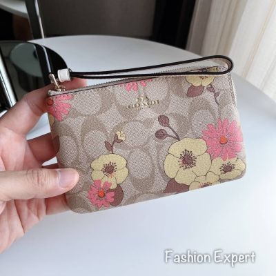 ✨ของแท้100%✨ คล้องมือ1S Corner Zip Wristlet In Signature Canvas With Floral Cluster Print Style No. CI856