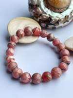 โรโดโครไซต์ ( Rhodochrosite ) แห่ง Argentina ?? หรือที่เรียกว่า ‘Rosa del Inca’  เพราะมีความชมพูอมแดงฉ่ำเหมือนดอกกุหลาบ เป็นหินแห่งความรักตัวแม่ ? ??สีโทนชมพู มีลายของเนื้อสีขาวติดดำตามธรรมชาติของหินชนิดนี้