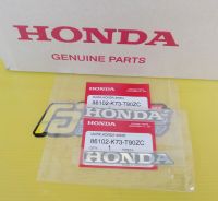 สติ๊กเกอร์เครื่องหมายHONDA (80มม.)ติดบังลมหน้าซ้ายขวา แท้ wave125i รุ่นไฟหน้าLED ปี2019-2021 สีโครเมี่ยมพื้นเทา อะไหล่แท้ศูนย์HONDA(86102-K73-T90ZC)รวม2ชิ้น