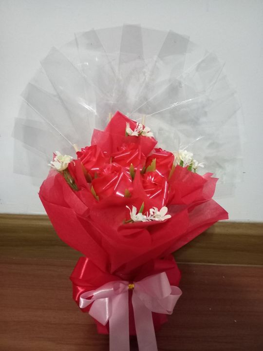 ช่อดอกไม้กุหลาบสีแดงแซมดอกแก้ว-ใส่ธนบัตรแบงก์20-50และ100บาทได้จำนวน10ใบ-ลูกค้าใส่ธนบัตรเอง-ช่อดอกไม้วันรับปริญญา-ช่อดอกไม้วันพิเศษ-ช่อดอกไม้วันวาเลนไทน์