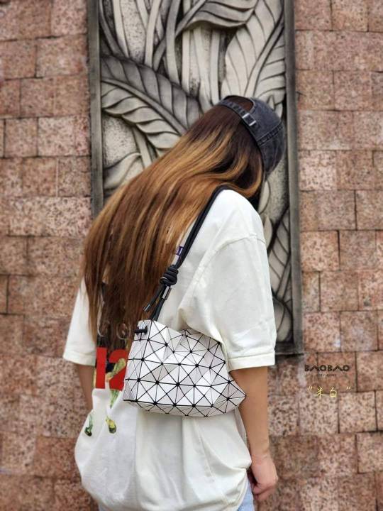 กระเป๋าสะพายวัยรุ่น-กระเป๋าสะพายผู้หญิง-miyake-loop-shoulder-bag